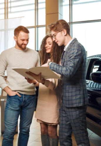 A férfi és a nő autóvásárlást köveően autóbiztosítást köt