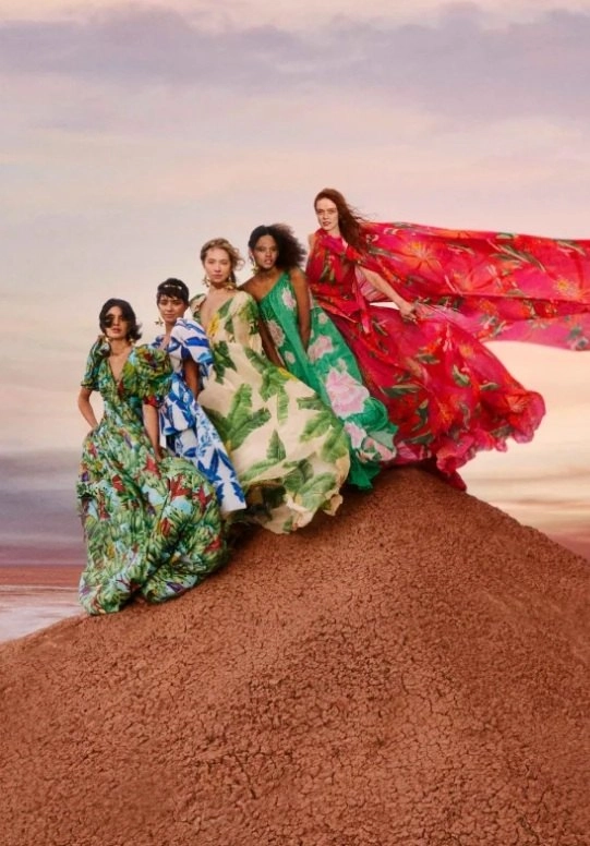 Nők színes ruhákban