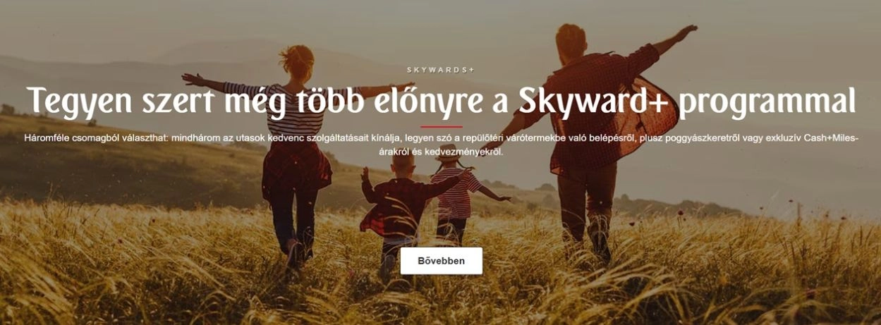 Egy család fut a mezőn, a kép a hűségprogram reklámbannere