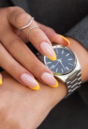 női kéz elegáns órával