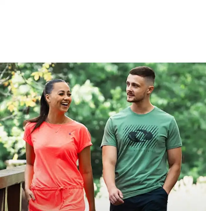 Nő és férfi sétál a parkban