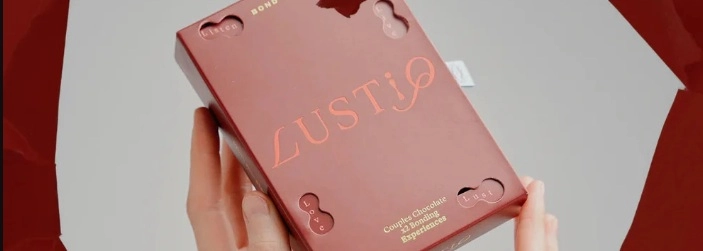 Ajándék termék a webshopról rózsaszín dobozban, a márka logójával
