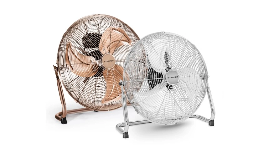 Egy fehér és egy barna padlóventilátor