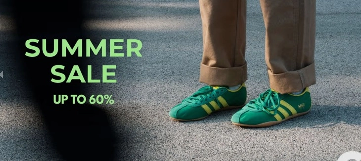 Nyári leárazás reklámbanner, amelyen Adidas cipő látható