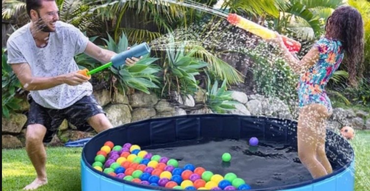 Az apja a lányával játszik a kertben