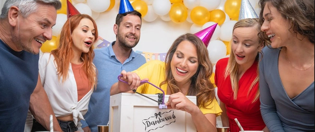 A nő az ünnepségen az ajándékládáját bontja