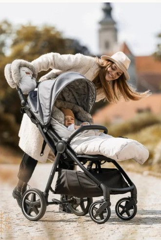 Anyuka játszik a babával