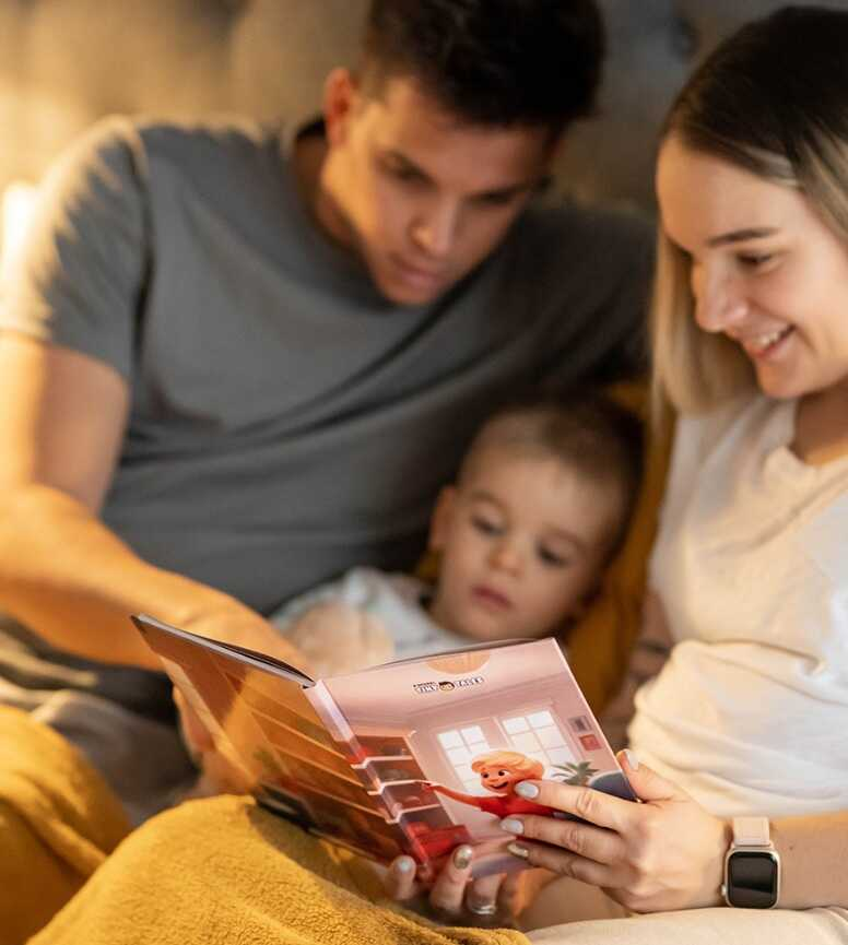 A család a tiny Tales könyvet olvassa