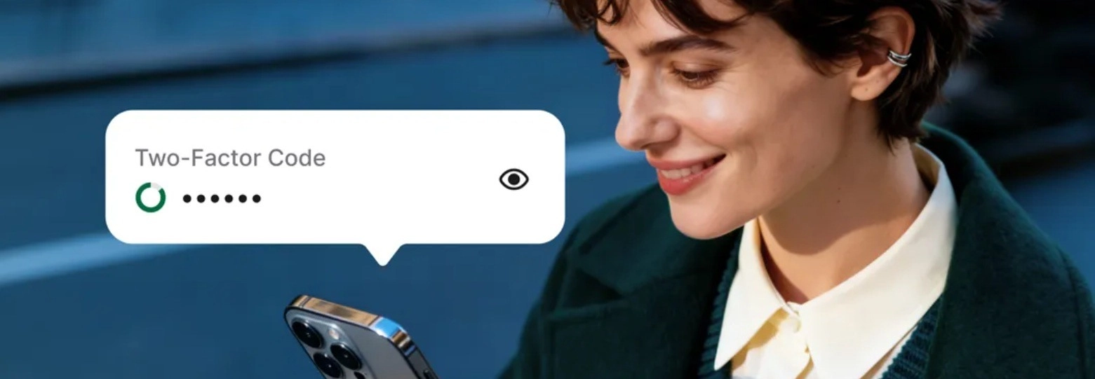 A hölgy kettős védelmet használ a mobiltelefonján