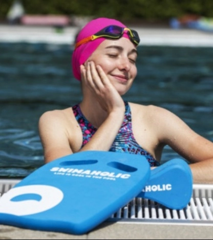 A hölgy a medence szélén mosolyog