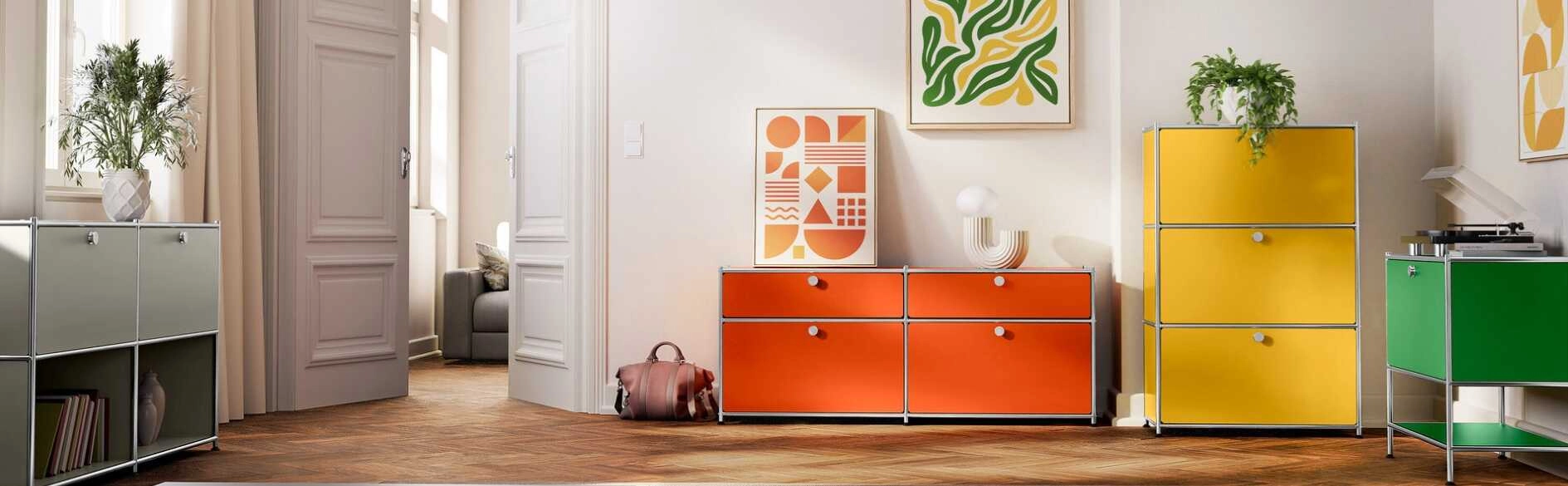 Színes bútorokkal berendezett nappali