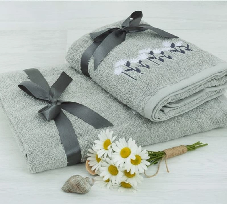 Két törölköző átkötve masnival és virág