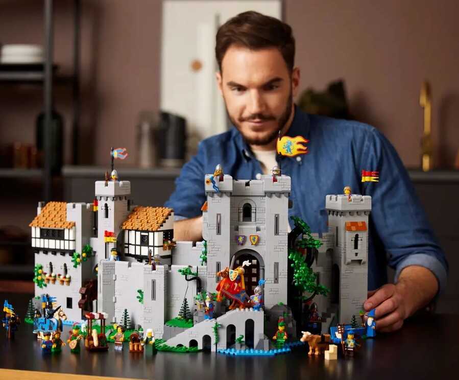 Férfi LEGO szettet épít