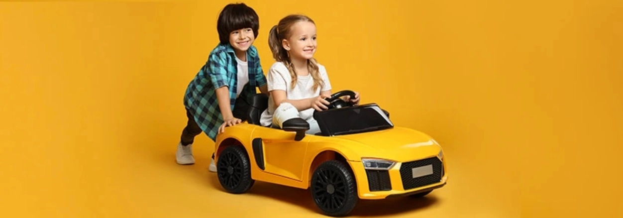 A kisfiú és a kislány játékautóval játszanak