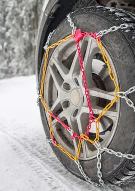 Gumiabroncs hólánccal, havas környezetben