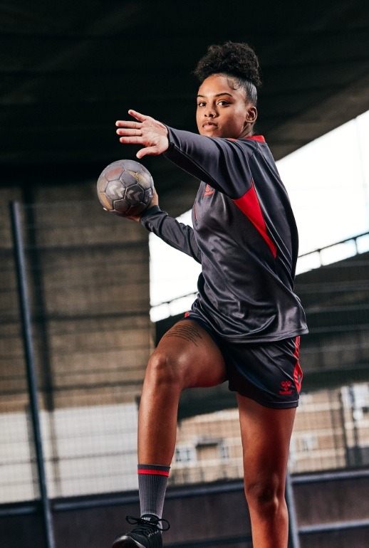 A lány kézilabdázik