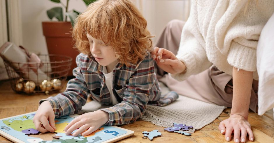 A kisfiú puzzlet rak ki.