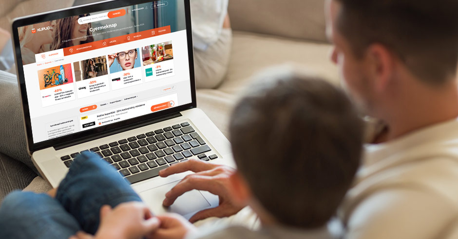 A gyerekek &eacute;s a sz&uuml;lők online v&aacute;s&aacute;rolnak