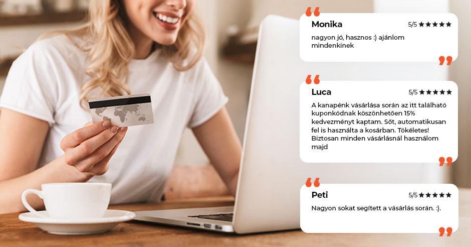 A nő online vásárol és mosolyog közben