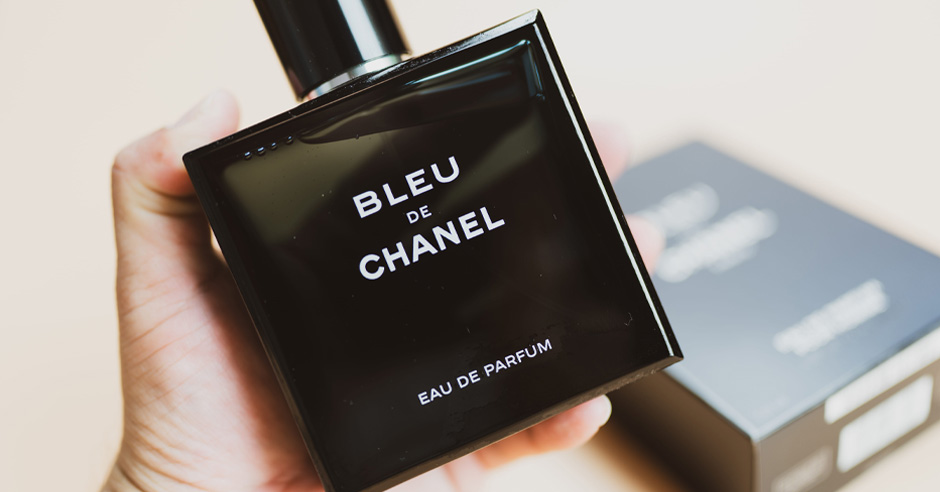 A f&eacute;rfi chanel parf&uuml;m&ouml;t tart a kez&eacute;ben