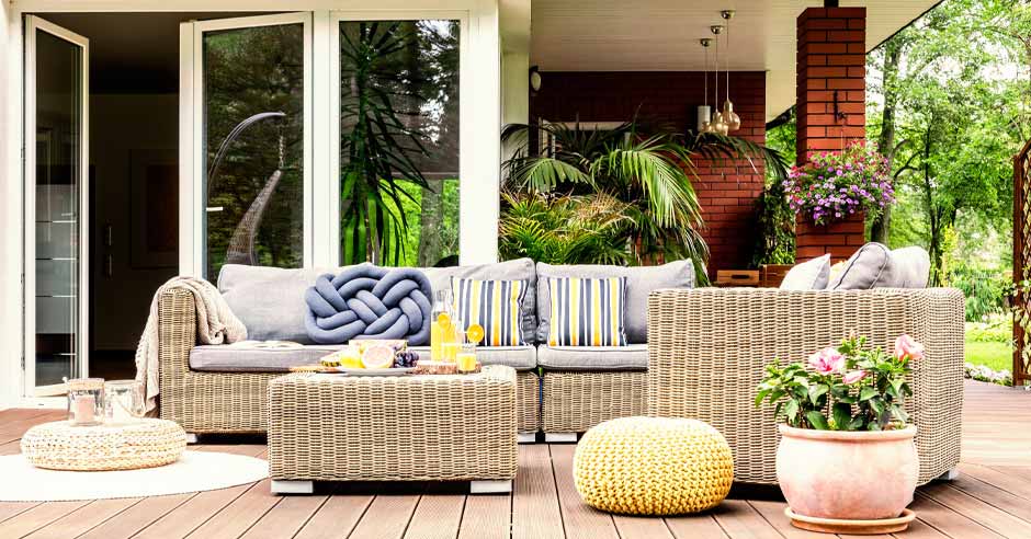 Kerti, kerti bútor és zöld növényzet